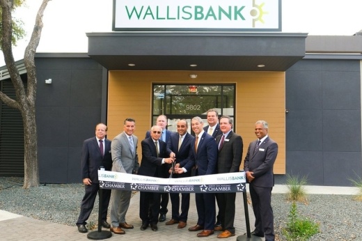 San Antonio Mayor Ron Nirenberg (center right) takes part in a Sept. 22 ribbon-cutting ceremony for a new Wallis Bank branch at 9802 Colonnade Blvd. (Courtesy Wallis Bank)