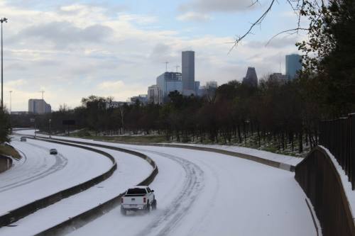 Snow covers I-45 in Houston during Winter Storm Uri in February 2021. (Shawn Arrajj/Community Impact)