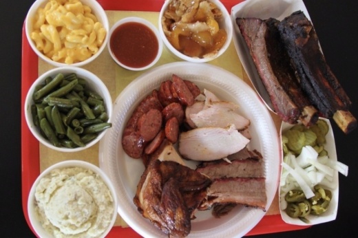 tray of food at donn's bbq with meats, green beans, mac n cheese, potato salad, relish and dessert