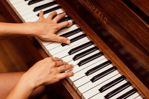Hands on a piano.