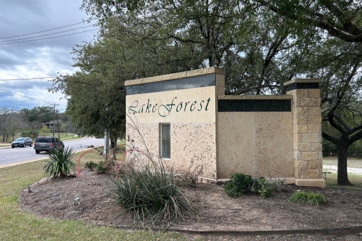 sign welcoming drivers into lake forest neighborhood