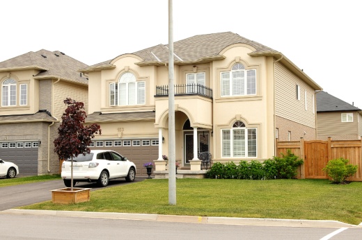 Swimming pools, tennis courts and playgrounds are available in the neighborhood. (Courtesy Canva)