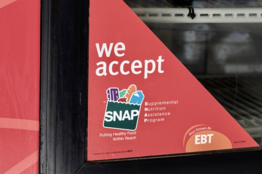 A sign at a store letting customers know that the store accepts SNAP benefits.