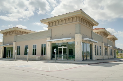 The photo shows the exterior of the medical plaza.