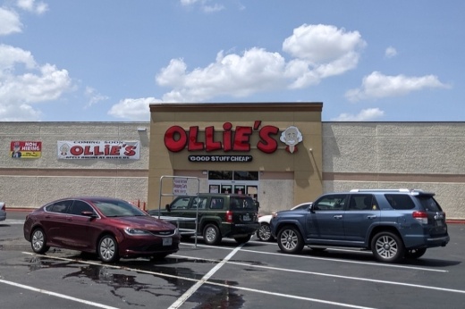 Ollie’s Good Stuff Cheap opened its doors in Alvin with a grand opening event. (Danica Lloyd/Community Impact)