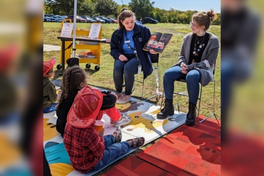 Librarians reading to kids