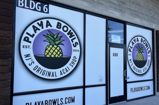 Entrance to Playa Bowls in Lantana Place