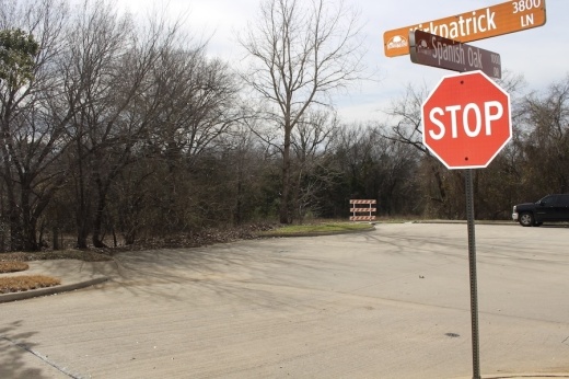 Picture of a road dead end and street's beginning from that dead end.