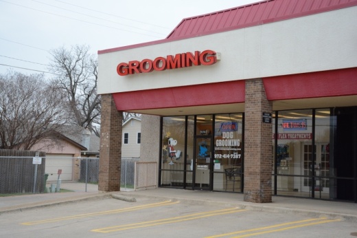 Outdoor facade of the current Snoopy's Grooming location
