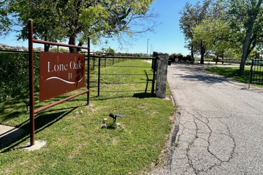 Lone Oak Barn signage