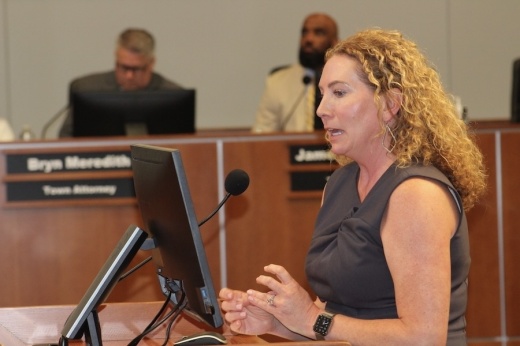 Picture of a woman speaking at a lectern.