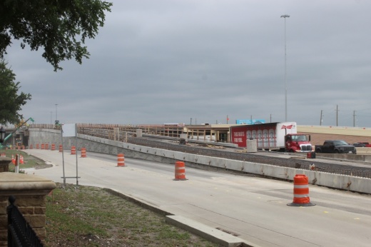 Frontage road next to US 75 at the intersection with Ridgeview Drive.