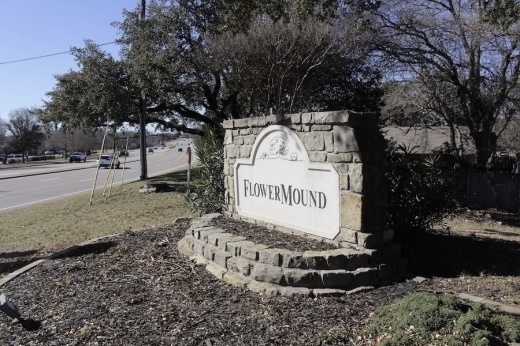Picture of a town sign in Flower Mound.