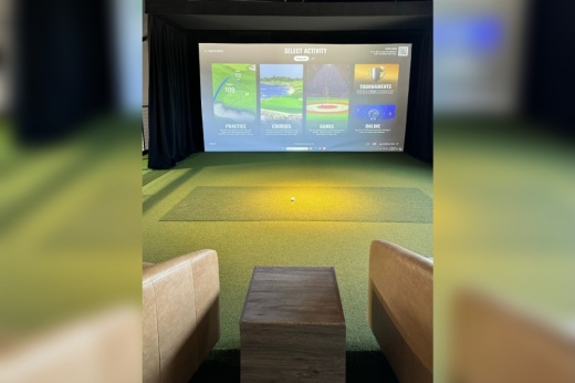 Golf bay with screen and putting green