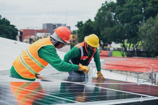 As more Dallas-Fort Worth residents are considering a switch to solar energy, a local expert weighed in on what homeowners should know. (Courtesy Pexels/Los Muertos Crew)