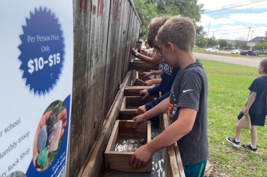 kids digging for rocks