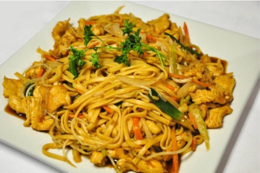 An image of the chicken lo mein served at the restaurant.