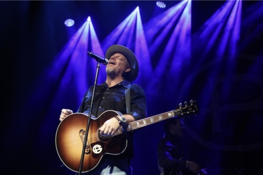 Picture of country star Pat Green singing