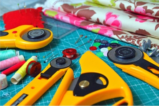Pinspiration provides a studio that gives customers access to high-quality art supplies and tools, as well as a project menu with options such as acrylic pouring, woven wall art and the splatter experience, per its website. (Courtesy Pexels)