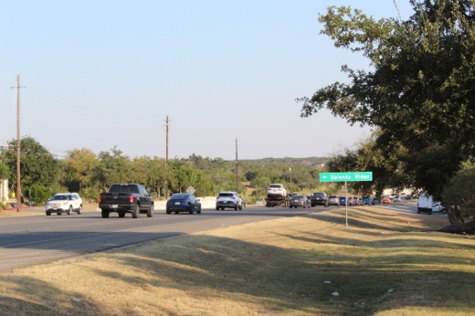 Cars in Bee Cave drive on Hwy. 71. (Karoline Pfeil/Community Impact)