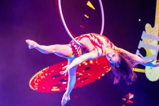 The Magical Cirque Christmas show features a variety of theatrical performances. (Courtesy MagicSpace Entertainment)