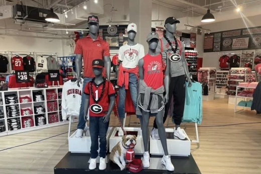 Manequins in jerseys and sports caps