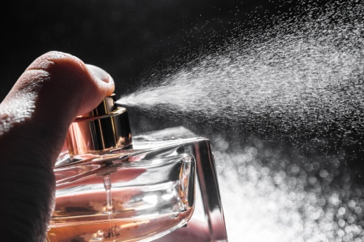 Finger spraying perfume