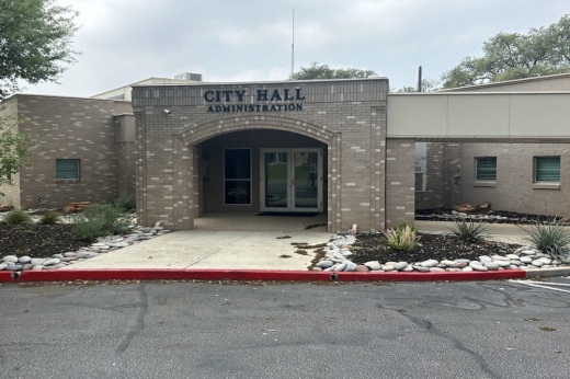 The front entrance of Live Oak, Texas' city hall building is shown.