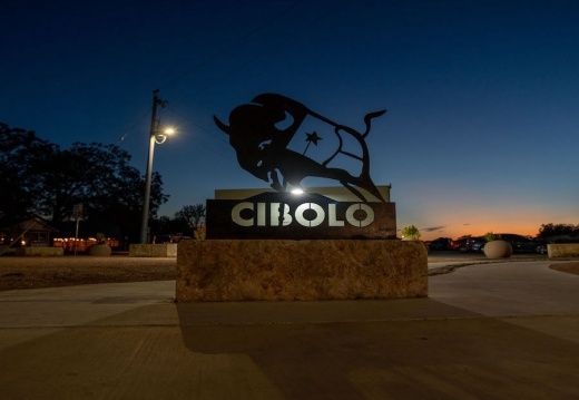 A buffalo logo is used on top of a welcome sign for the city of Cibolo, Texas.