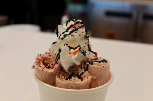 An image of the rolled ice cream offered.