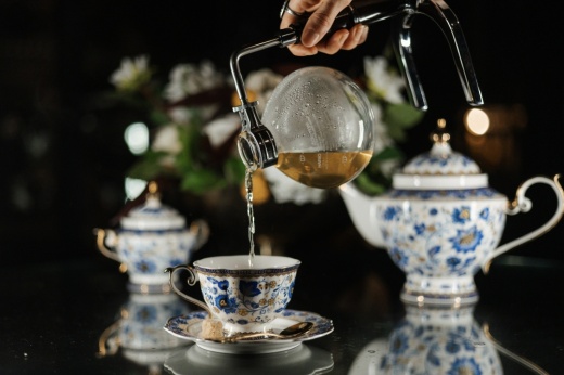 The Vilanova Ritual is served for two and brewed tableside at Diversion Montrose. It blends jasmine green tea, gin, herbs and honey and is served in Emma Jane teapots. (Courtesy Manoah Rodriguez)