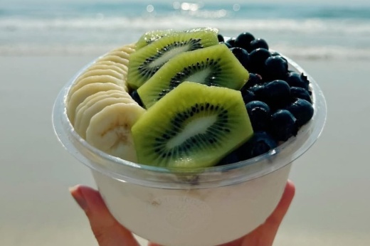Playa Bowls bowl with banana, kiwi and blueberry