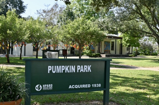 a sign that says pumpkin park