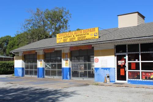 Arapaho Quick Lube previously offered oil changes and a variety of other car maintenance and repair services. (Michael Crouchley/Community Impact)