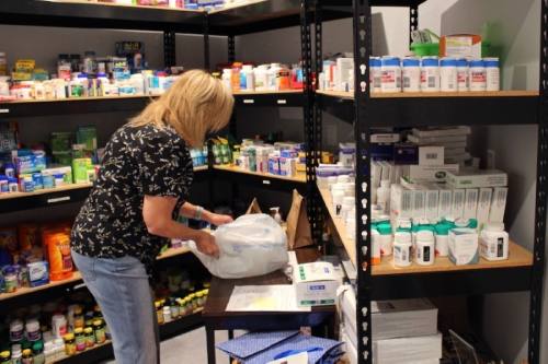 volunteer stocks food pantry