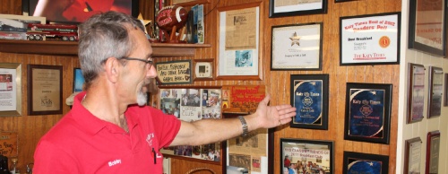 Co-owner Bobby Katsabas points to the numerous awards Snappyu2019s Cafe and Grill has received. 