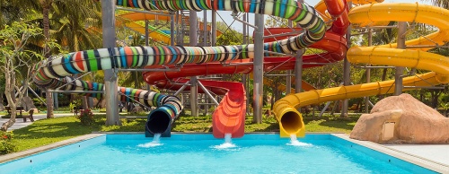 The state of Texas offers a variety of amusement and water parks to visit during the summer months. Each park boasts its own distinctive ride, restaurant and entertainment options. 