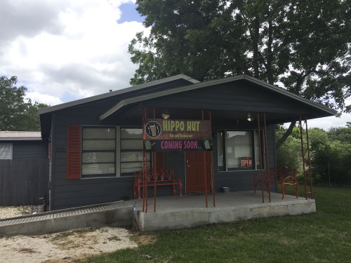 Locally owned bar and restaurant The Hippo Hut opens on FM 1660