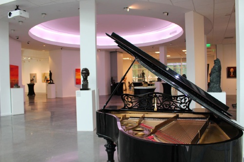  The central area of the museum can be transformed for live music and performing arts events, as well as private events such as weddings and nbirthday parties. 