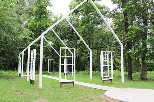 The outdoor chapel holds up ton225 guests, and chairs are included upon booking at The Meekermark.
