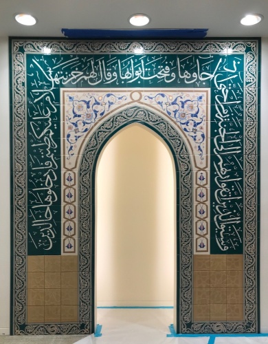 The mihrab is in the center of the prayer room. 